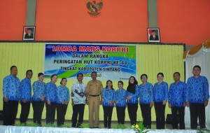 tim paduan suara setda sintang foto bersama pelatih usai lomba