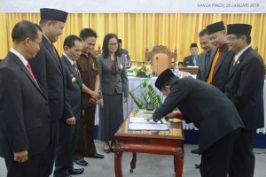 Penandatangan berita acara oleh unsure pimpinan DPRD Melawi, yang disaksikan kedua Pasangan Calon terpilih, Pj Bupati, Sekda, Ketua KPU Melawi dan Ketua Panwaslih