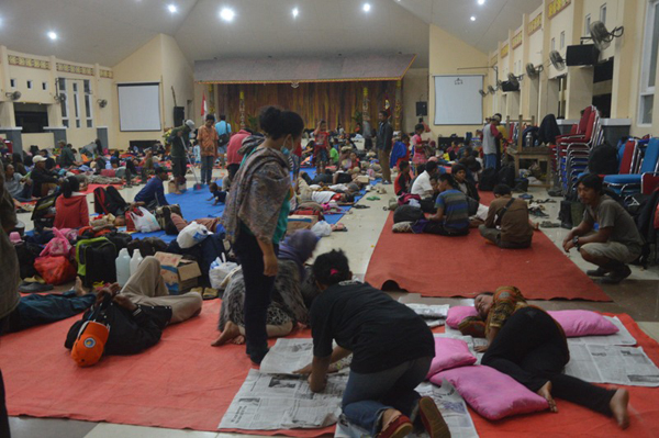 Ratusan jiwa kelompok eks Gafatar sebelum diberangkatkan ke Pontianak