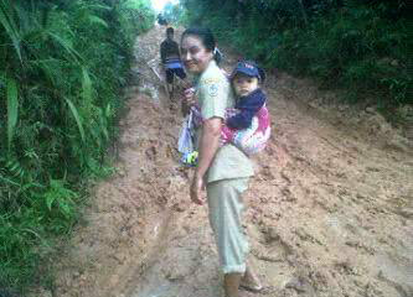 Upaya para guru menuju ke Desa Teluk Batu melalui jalan yang licin dan rusak parah sehabis hujan (2)