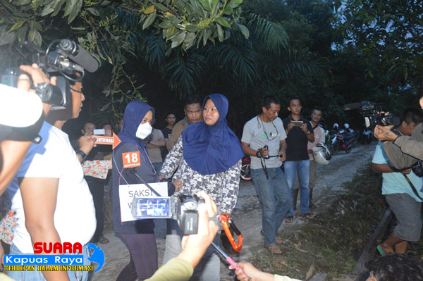 BELARI KELUAR. Adegan ke 18, Windri saat berlari keluar rumah ketika mengetahui kedua anaknya telah dibunuh dan dimutilasi oleh Petrus Bakus suaminya sendiri---Dedi Irawan