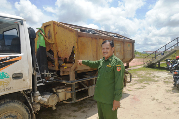 Sonten ketika menunjukan kondisi bak damtruk yang beerlubang karena keropos. Lubang tersebut sering kali membuat sampah yang sudah diangkut berceceran dijalan, sehingga harus dibersihkan ulang