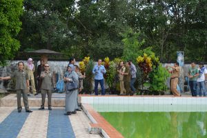 Komisi B DPRD Sintang Saat Meninjau Kolam Renang di Kawasan Wisata bukit Kelam