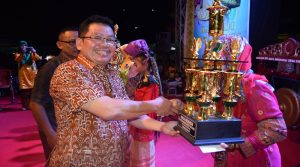 Wakil Bupati Sintang, Askiman Menyerahkan Hadiah Kepada Pemenang Lomba Saat hajad Sintang Ke-654