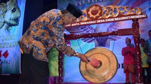 Bupati Sintang, Jarot Winarno Memukul Gong Saat Penutupan Hajad Sintang Ke-654