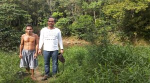 Hikman Sudirman Saat Meninjau Tempat Pembangunan Jembatan Gantung di Desa Kempas Raya