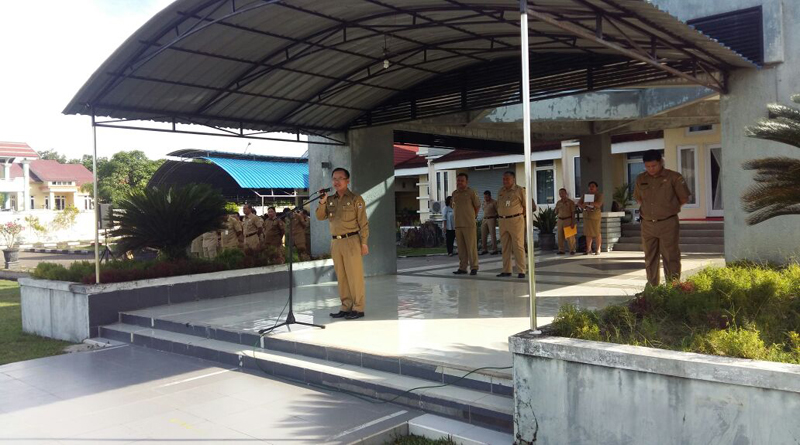 bupati-panji-saat-memimpin-apel-senin-di-depan-rumah-dinas