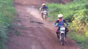 latihan-peserta-yang-sudah-mendaftarkan-diri-di-grans-final-gresstrack-2016-di-sirkuit-juang-park-24-nanga-pinoh