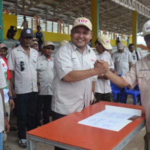 pemberian-ucapan-selamat-dari-ketua-iof-kalbar-kepada-ketua-iof-melawi-dadi-sunarya-u-y