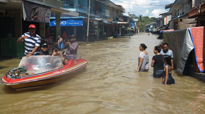 wakil-bupati-melawi-ketika-meninjau-lokasi-pasar-menggunakan-speedboad-di-kecamatan-tanah-pinoh-1