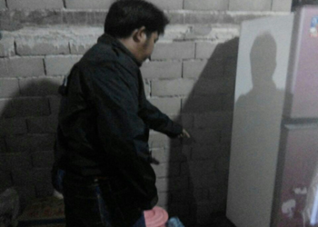 Anggota Polsek Nanga Pinoh Menunjukan lokasi korban tesetrum ketika mengambil kus=cing kesayangannya---Polsek for rakyat Kalbar