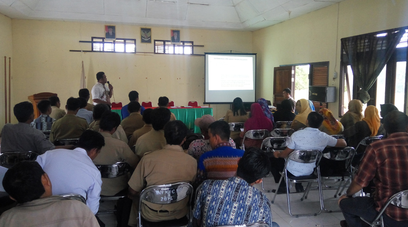PELATIHAN. Para Kepala desa, Sekdes, Kaur Umum Desadan BPD saat mengikuti pelatihan pembuatan LPPD di aula Kantor Camat Nanga Pinoh---Dedi Irawan (1)