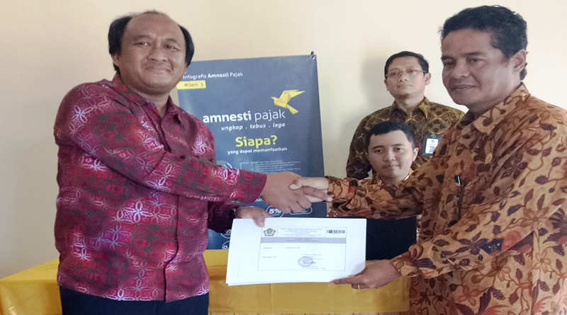 MENYERAHKAN. Abang Tajudin menyerahkan surat pernyataan harta kepada kepala KP2KP Nanga Pinoh---Dedi Irawan