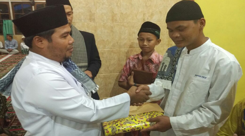 MENYERAHKAN. Komunitas Pejuang Subuh saat menyerahkan santuanan---Pejuang Subuh For Rakyat Kalbar (1)