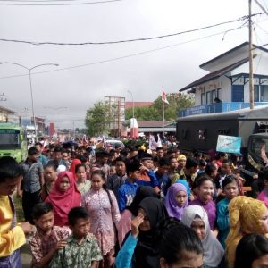 Peserta Pawai Bhineka Tunggal Ika dan Carnaval yang membanjiri jalan