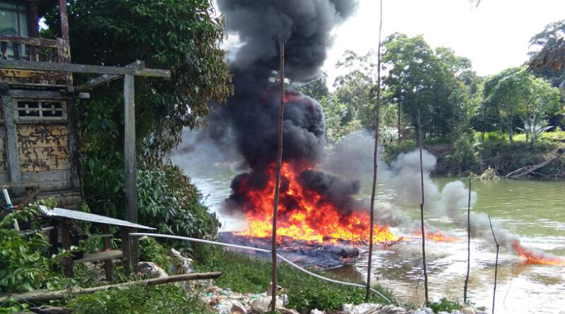 MELEDAK Api yang membara ketika membakar motor air yang meledak di Sungai Ella kecaamatan Ella Hilir---Polres For Rakyat Kalbar (2)