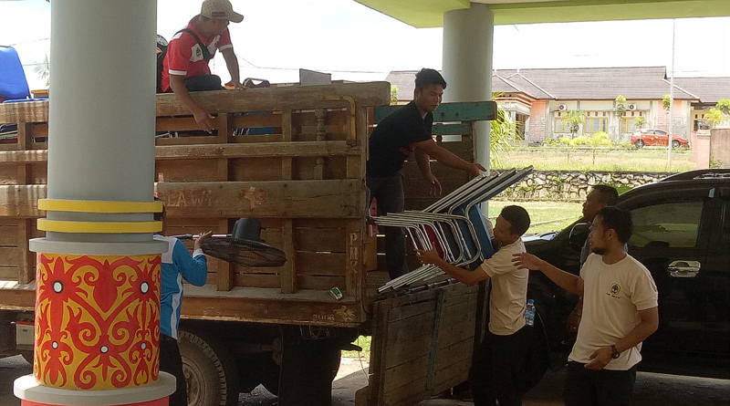 MENGANGKUT. Sejumlah staf Pemkab Melawi ketika sedang sibuk mengangkut kelengkapan kantor saat Pindah ke Dinas Pekerjaan Umum---Dedi Irawan