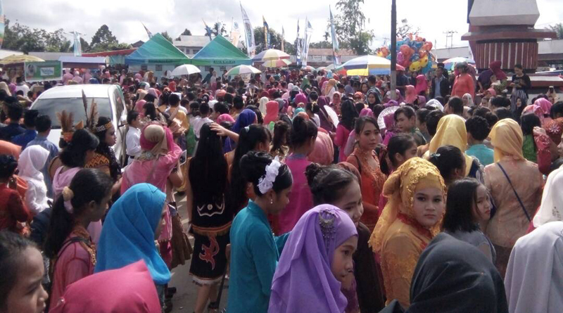 PAWAI dan CARNAVAL. Ribuan peserta saat mengikuti pawai Bhinke Tunggal Ika dan carnaval yang dilaksanakan PKK Melawi---Dedi Irawan (2)
