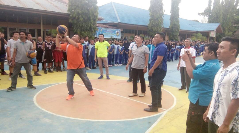 Wakil Bupati Melawi, Dadi Sunarya saat melakukan pelemparan bola pertama, pertanda pertandingan dimulai