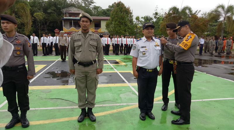 PENYEMATAN. Kapolres Melawi menyematkan pita Operasi Kepolisian Ramadniya 2017 kepada perwakilan anggota---Dedi Irawan (2)