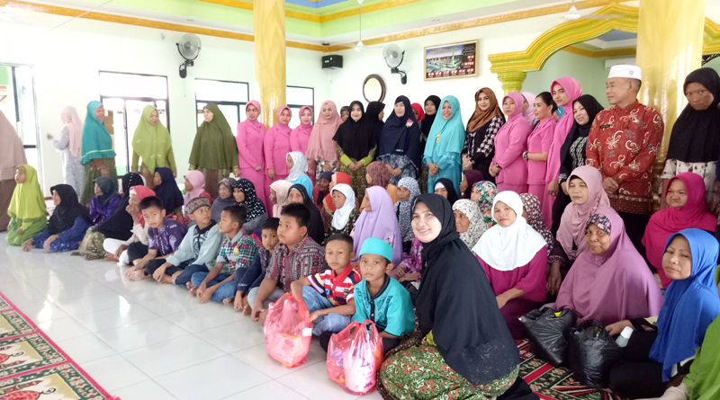 Pengurus Muslimat NU bersama PKK dan GOW berfoto dengan para kaum duafa dan anak yatim usai penyerahan membagikan bingkisan---Dedi Irawan.1