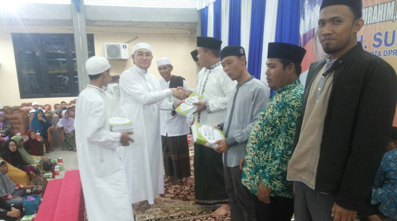 Penyerahan buku pengajian tahunan kepada pengurus masjid serta ormas islam---Dedi Irawan