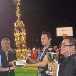 Ketua panitia didampingi kepala Disporaparmenyerahkan piala bergilir kepada tim logos selaku pemenang