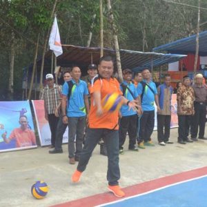 Wakil Bupati Melawi didampingi Camat Belimbing melakukan pukulan pertama bola volley, sebagai petanda dibukanya turnamen voly Pemuda Cup Desa Nanga Menunuk