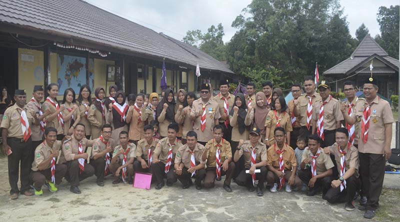 Abang Tajudin beserta panitia dan peserta kursus foto bersama usai gelar pembukaan