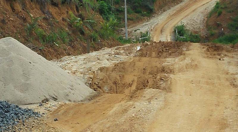 Jalan Ella-Kalan yang menelan dana milyaran rupiah. Jalan tersebut gagal diselesaikan oleh pihak pelaksana pada tahun lalu (2)