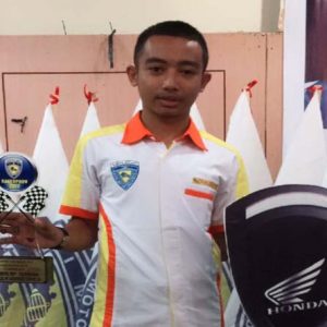 Muhammad Fiqry Ananda menunjukan penghargaan yang diperolehnya dalam penganugerahan IMI Award 2017