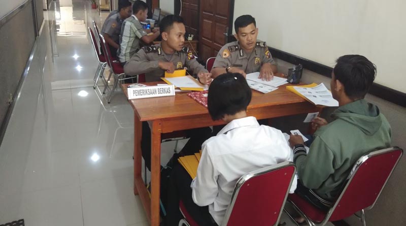 Anggota Polres Melawi ketika melayani pelajar yang datang bertanya dan mendaftarkan diri secara online di kantor Polres Melawi (1)