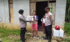 Permalink ke Satbinmas Polres Melawi Bagikan 20 Paket Bansos di Dusun Tubung