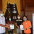Permalink ke Bupati Jarot Terima Bantuan APD dari Wahana Visi Indonesia
