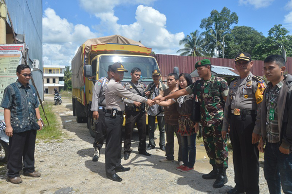 Ketua KPU Melawi, Julita bersama Panwas, Kapolres Melawi, dan LO Kodim melalukan pelepasan pendistribusian logistik ke 8 kecamatan