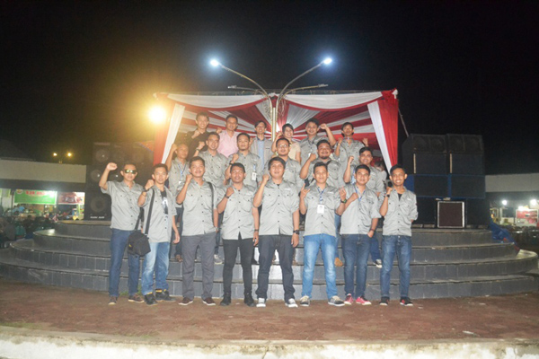 Organisasi GPJM bersama organisasi kepemudaan lainnya berfoto bersama usai melakukan parade Pahlawan Muda Indonesia di Lapangan Kuliner Kecamatan Nanga Pinoh