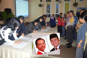Penandatangan berita acara oleh ketua dan anggota KPU Melawi terhadap hasil pleno rekapitulasi penghitungan suara