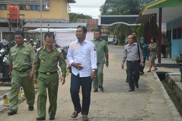 TINJAU. Bupati Melawi bersama rombongan ketika melakukan peninjauan ke sekolah-sekolah (1)