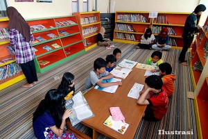 Beberapa anak membaca buku di Perpustakaan Umum Daerah (Perpusda) Kabupaten Semarang, Jateng, Senin (29/6).