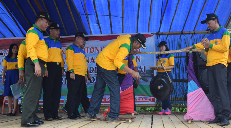 bupati-sintang-memukul-gong-tanda-dibukanya-bbgrm-tahun-2016