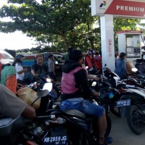 Antrian panjang puluhan pengendara yang hanya sekedar ingin mengisi kendaraannya di SPBU Sidomulyo---Selamet For Rakyat Kalbar