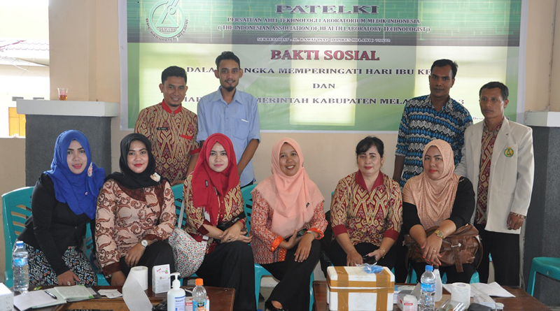 MEMERIKSA. Patelki Melawi ketika stanby di posko pemeriksaan gula darah dan golongan darah gratis di pendopo Rumah jabatan Bupati Melawi pada acara peringatan Hari Ibu
