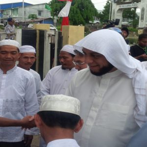 MENYAMBUT. Ratusan warga Melawi saat menyambut kedatangan Syech Ali Jaber dan rombongan IPHI ketika sampai di kediaman H. Sukiman