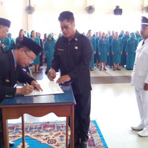 PENANDATANGANAN.Bupati Melawi, Panji, saat menandatangani berita acara pelantikan Kepala Desa