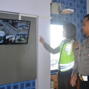 Seorang Polwan yang merupakan anggota Sat lantas bersama Kasat lantas, Aang Permana saat memperlihatkan Layar monitor CCTV