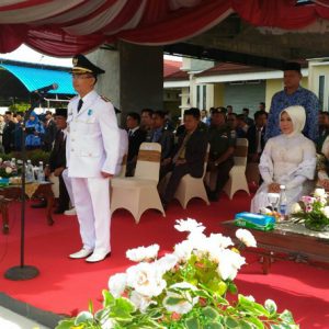 UPACARA. Bupati Melawi, Panji saat memimpin Upacara Peringatan Hari Jadi Melawi ke 13 di halaman Rumah jabatan Bupati Melawi