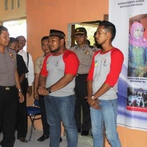 BERBINCANG. Kapolres Melawi, AKBP Oki Waskito bersama Ketua TP PKK Melawi, Nurbetty Eka Mulyastri Panji ketika berbincang dengan residen di RBM Kota Juang saat meninjau ruangan rehab---Dedi Irawan