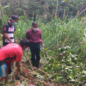 IDENTIFIKASI. Jasad Korban di lokasi penemuannya, saat diidentifikasi Polres Melawi---Polres For Rakyat Kalbar (1)