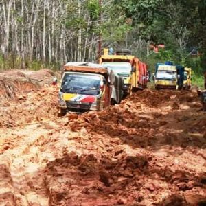 KERUSAKAN. Kondisi kerusakan jalan provinsi Sayan ke Kota Baru saat ini yang semakin parah (1)