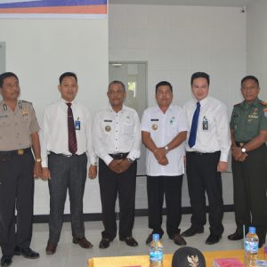 Kepala Kantor BRI Cabang Nanga Pinoh, Yerri Chandra saat foto bersama dengan camat serta perwakilan TNI dan Polri